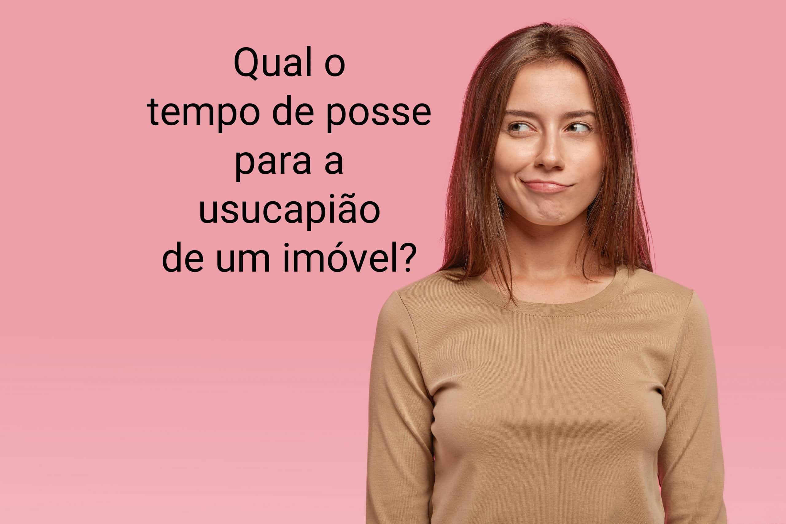 mulher de cabelo castanho e blusa marrom clara olhando para titulo da postagem sobre usucapião escrito ao seu lado em caracteres preto em fundo cor de rosa