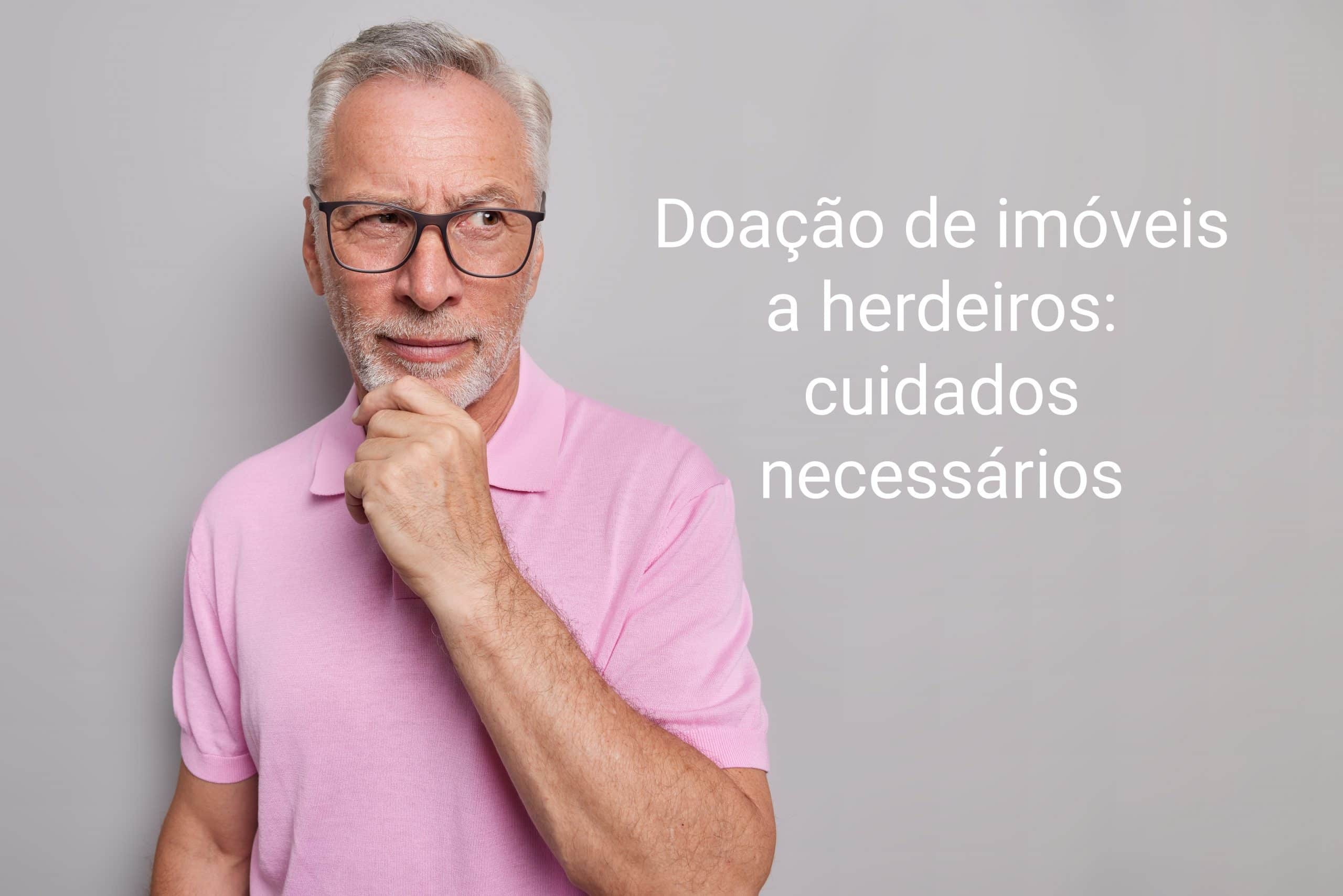 idoso de camisa rosa cabelos grisalhos e óculos intrigado com curiosidade titulo da postagem sobre doação de imóveis escrito ao seu lado em letras brancas em fundo cinza