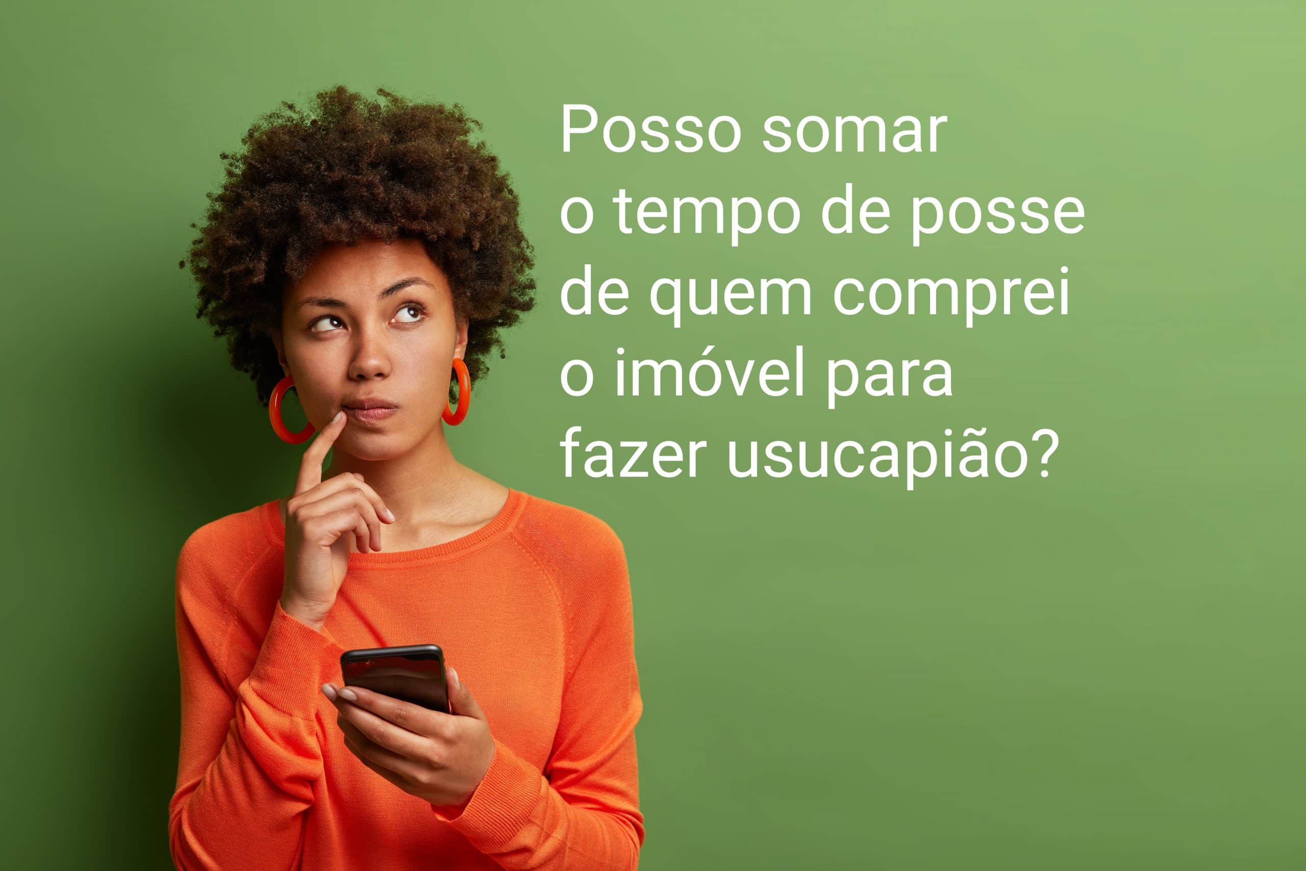 mulher negra com camisa de malha vermelha segurando telefone celular