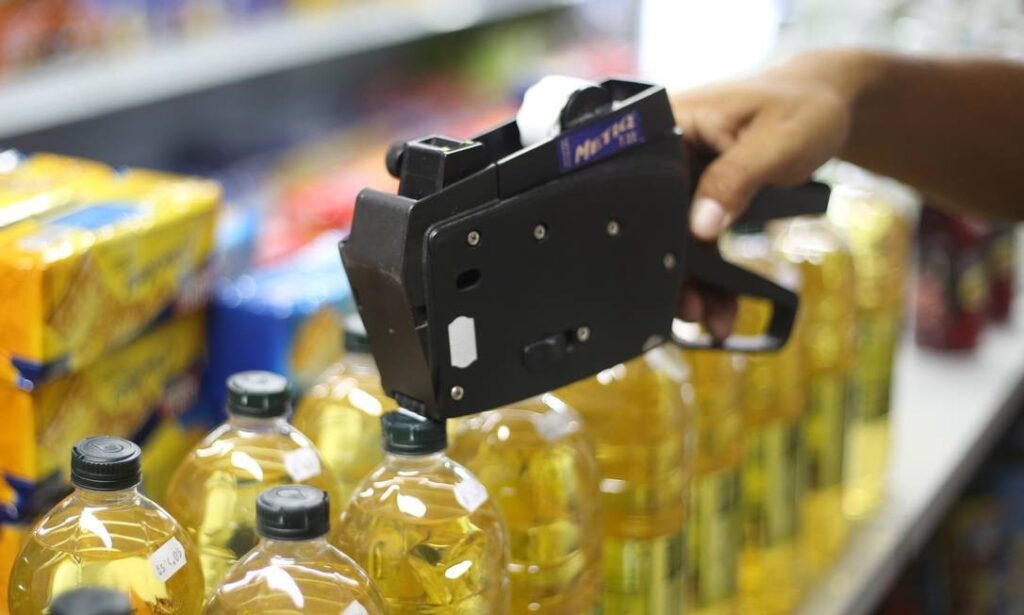 máquina remarcando preço em supermercado