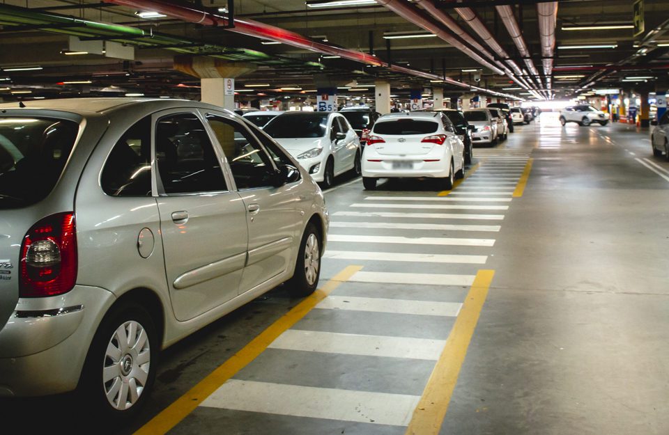 estacionamento de shopping center com vários automóveis estacionados