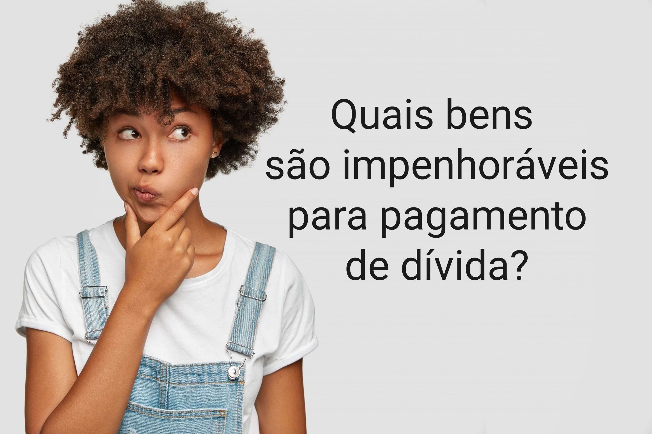 jovem negra de jardineira e camiseta branca intrigada com título da postagem sobre impenhorabilidade de bens escrita ao seu lado em caracteres pretos em fundo cinza