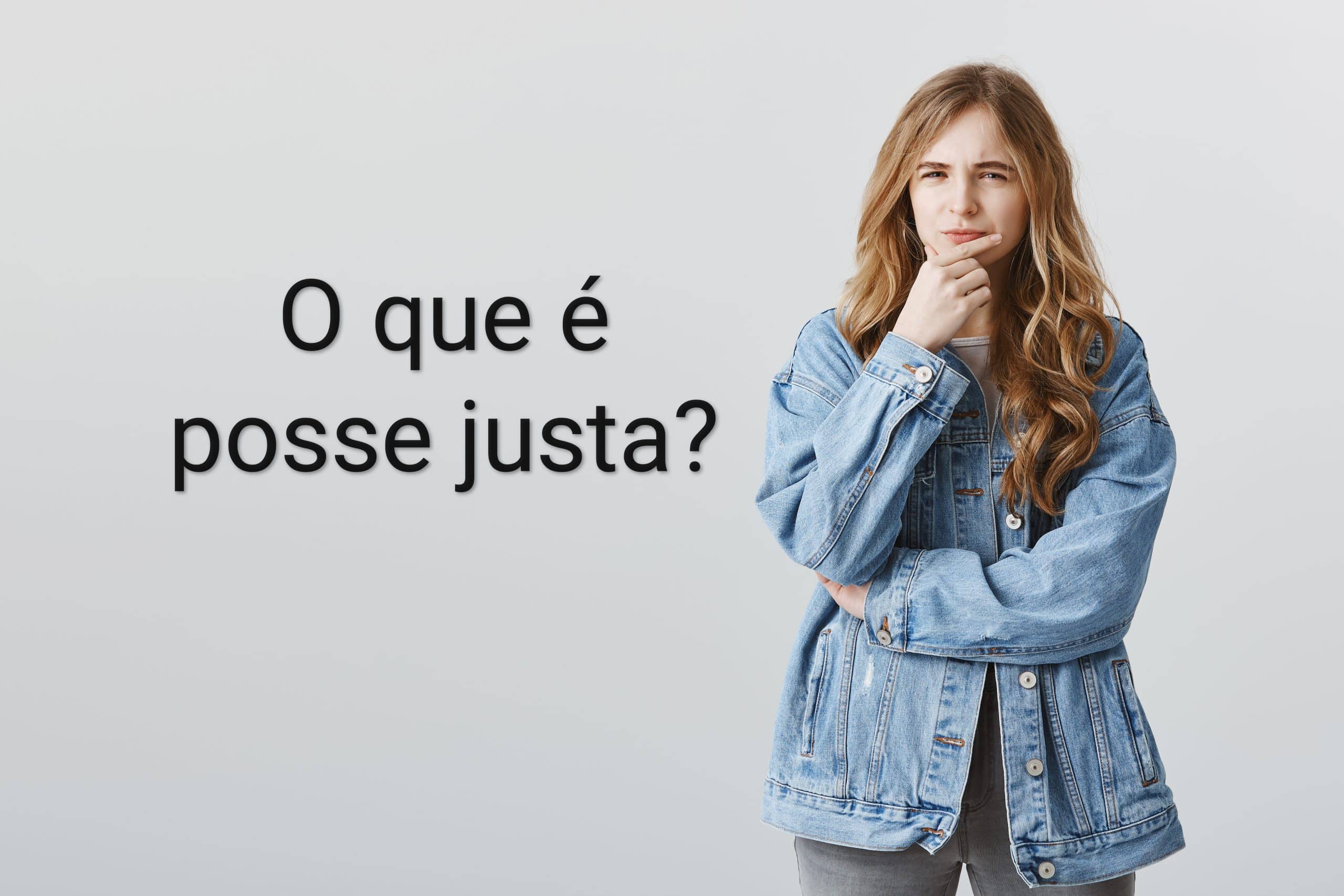 Mulher em pé com caso jeans olhando curiosa para a pergunta: "O que é posse justa?" escrita ao seu lado em palavras em cor preta