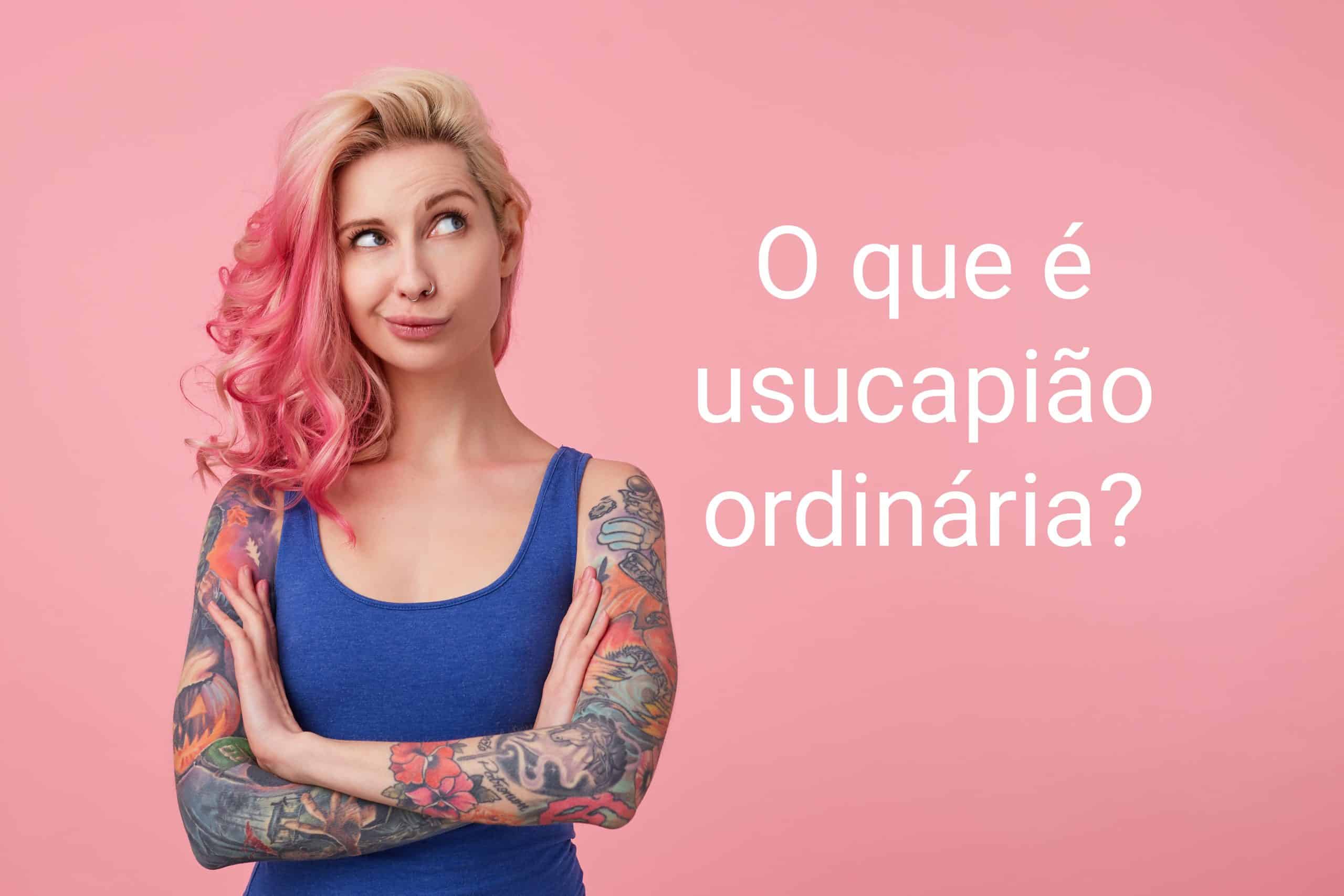 mulher de braços tatuados e cruzados com olhar interrogativo para o titulo do post escrito ao seu lado em letra branca em um fundo rosa