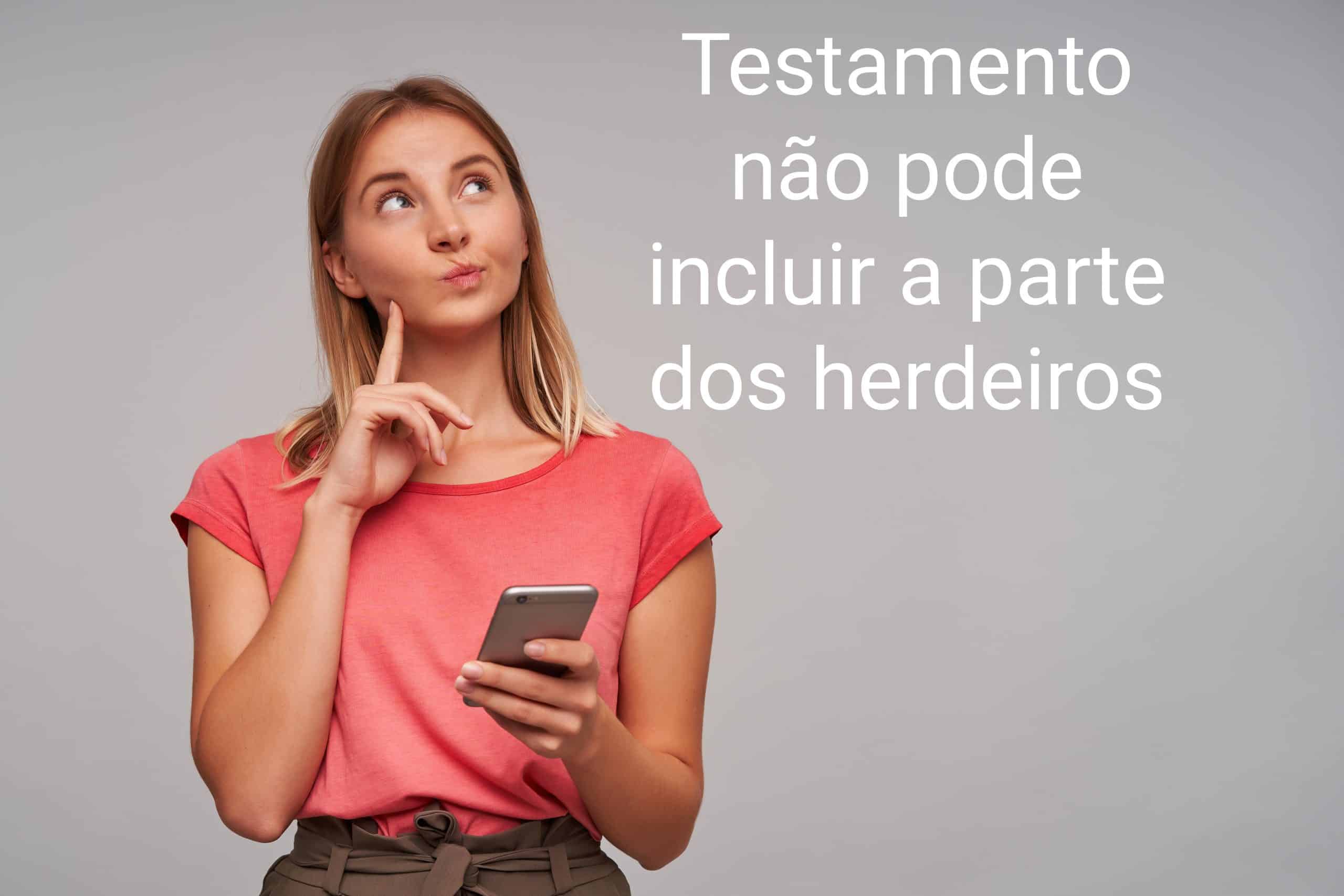 mulher de camisa vermelha de malha com celular na mão olhando titulo da postagem