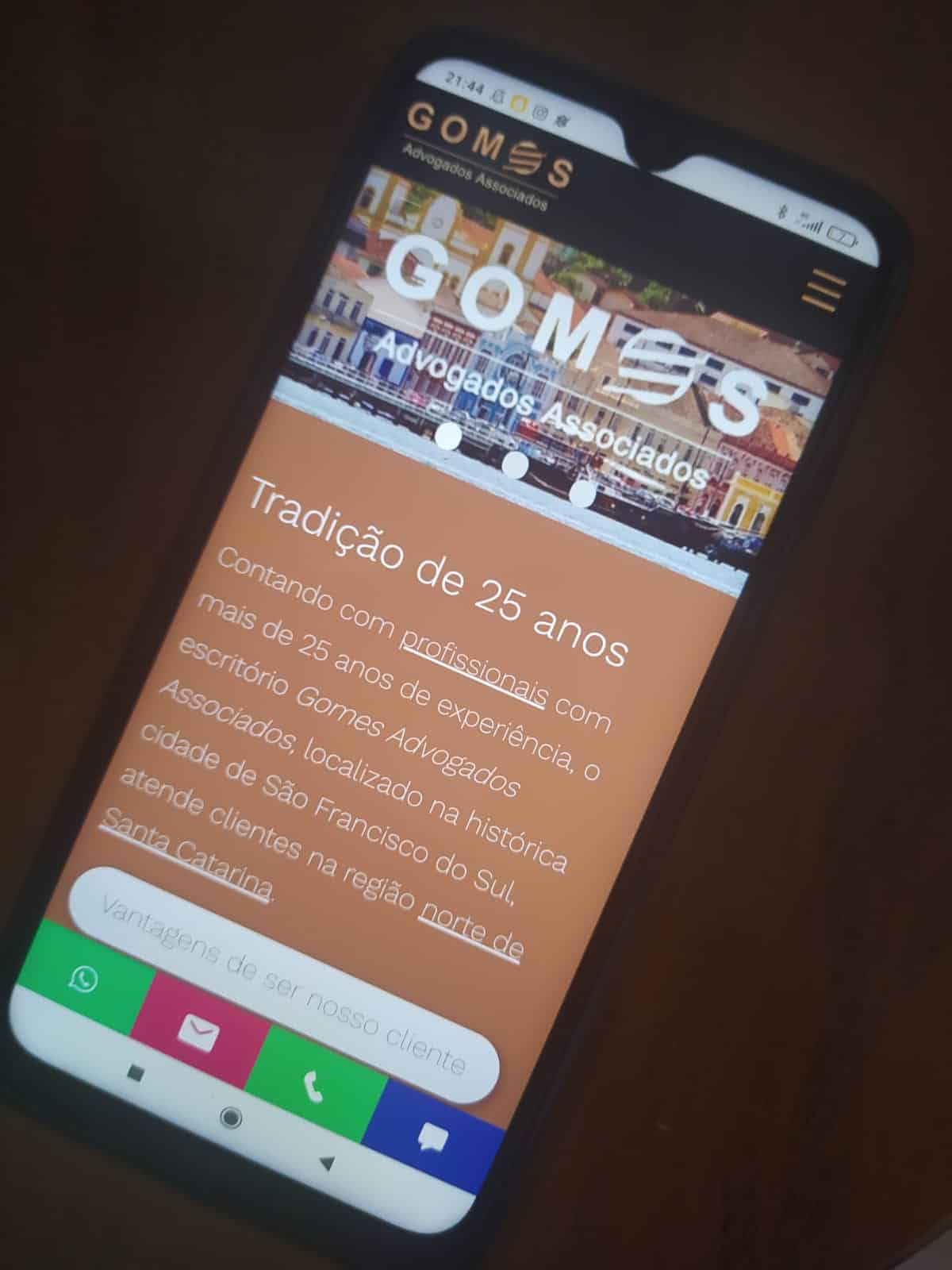 página do escritório Gomes Advogados Associados de São Francisco do Sul(SC) destacando tradição de mais de 25 anos de atuação aberta em telefone celular
