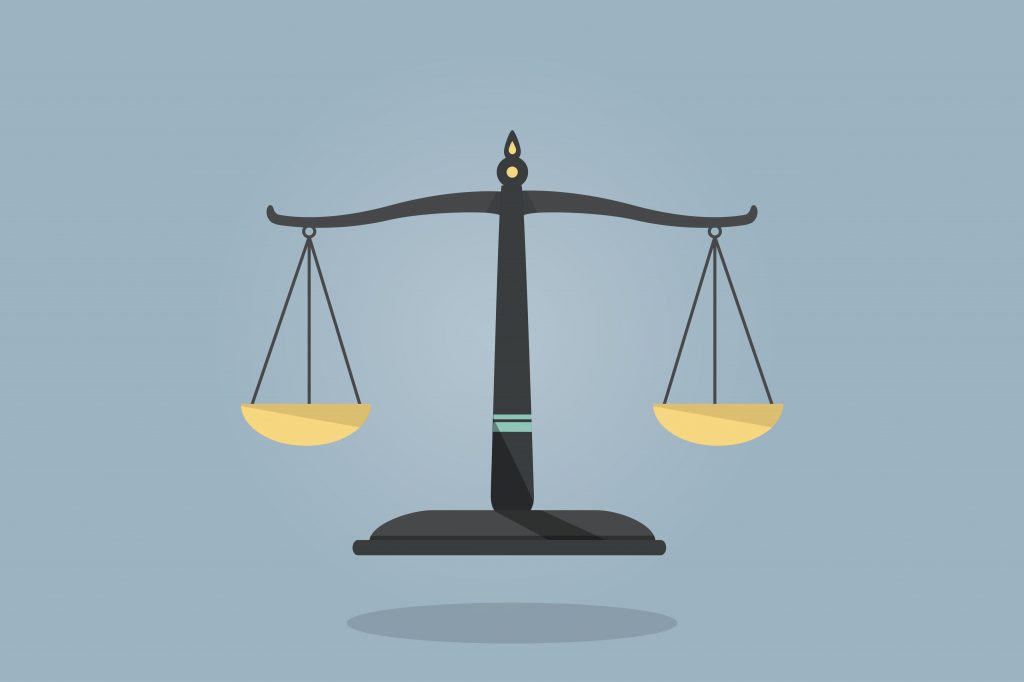 ilustração da balança da justiça em cor preta detalhes amarelo em fundo azul