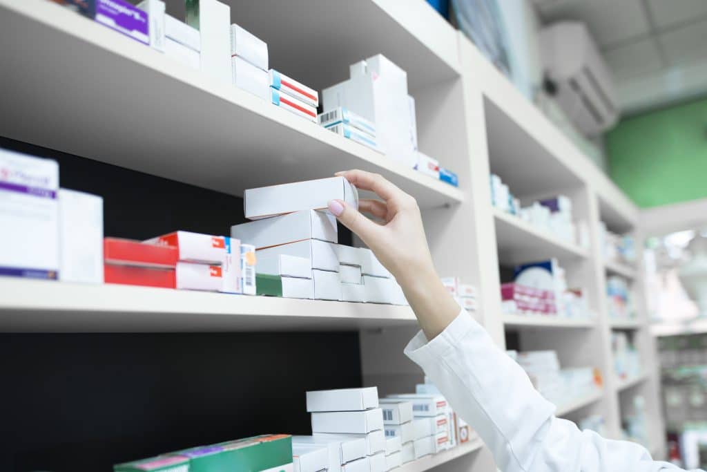 prateleira de farmácia com diversas caixas de remédio
