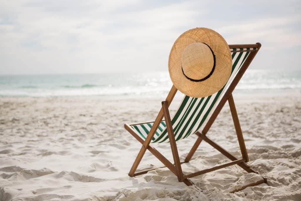 chapéu em cadeira de praia