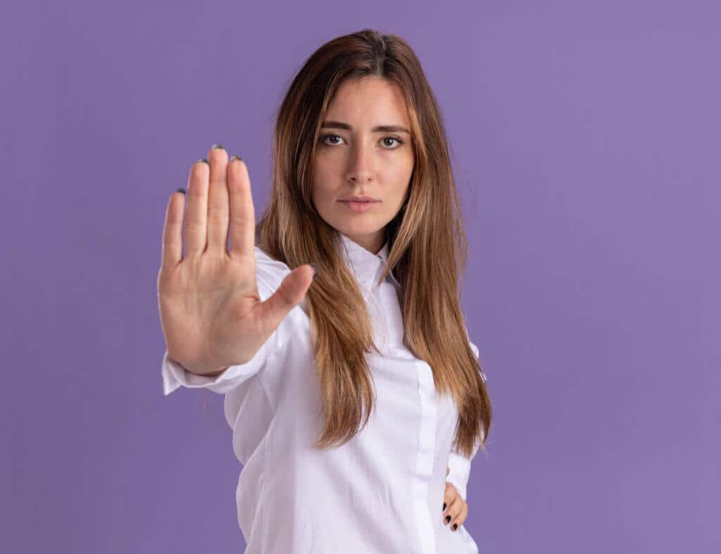 Mulher sinalizando pare com a mão