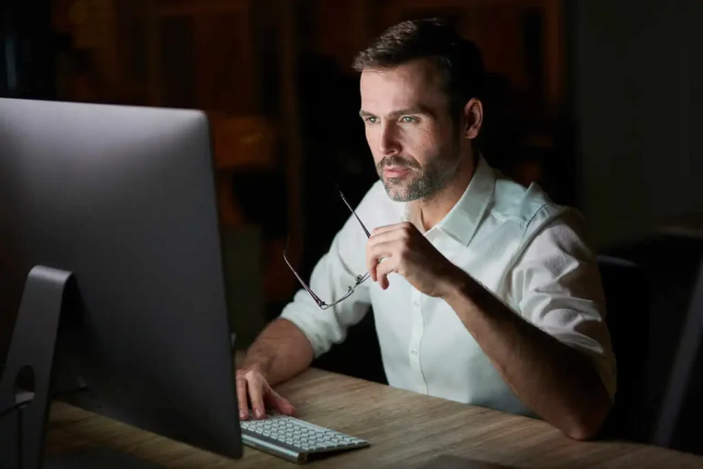 homem consultando ação judicial na internet em um terminal de computador
