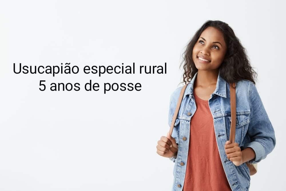 garota de blusa jeans sorrindo ao lado de título da postagem sobre usucapião especial rural